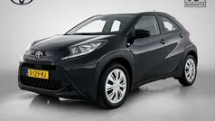 Zwart Gebruikt 2024 Toyota Aygo Play Hatchback | € 19.950 (Eerlijke prijs)