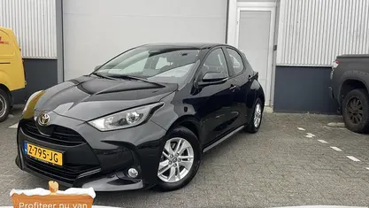 Zwart Occasion 2024 Toyota Yaris Hybrid Active Hatchback | € 23.399 (Eerlijke prijs)