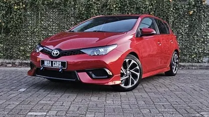 Rood Occasion 2017 Toyota Corolla Sedan | € 15.850 (Super prijs)
