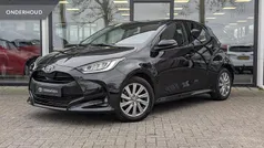 , metallic lak Gebruikt 2023 Toyota Yaris Hybrid Plus Hatchback | € 22.995 (Goede deal)