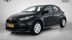 Zwart Gebruikt 2024 Toyota Yaris Hybrid Active Hatchback | € 23.445 (Eerlijke prijs)