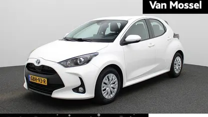 Wit Occasion 2022 Toyota Yaris Hybrid Active Hatchback | € 19.900 (Goede deal)