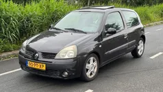 Zwart Gebruikt 2004 Renault Clio II Dynamique Hatchback | € 1.499 (Eerlijke prijs)