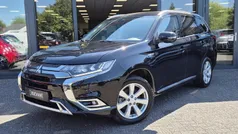 Zwart Gebruikt 2019 Mitsubishi Outlander P-HEV Intense SUV | € 19.745 (Eerlijke prijs)