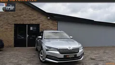 Grijs Gebruikt 2022 Skoda Superb Hatchback | € 25.950 (Eerlijke prijs)