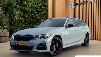 Grijs Occasion 2024 BMW 330e M Sport Stationwagen | € 39.895 (Super prijs)