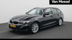 Zwart Gebruikt 2023 BMW 318 Basis Stationwagen | € 32.900 (Eerlijke prijs)