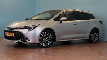 Grijs Occasion 2025 Toyota Corolla Hybrid Team Stationwagen | € 31.899 (Eerlijke prijs)