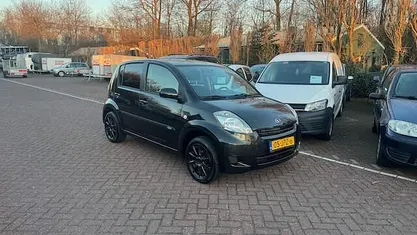 Zwart (metallic) Gebruikt 2009 Daihatsu Sirion Hatchback | € 1.950 (Eerlijke prijs)