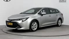 Grijs, metallic lak Gebruikt 2022 Toyota Corolla Active Stationwagen | € 23.945 (Eerlijke prijs)