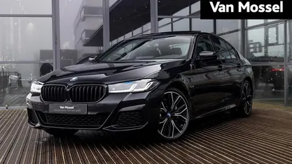 Zwart Gebruikt 2022 BMW 530e Executive Sedan | € 42.900 (Eerlijke prijs)