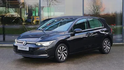Gebruikt 2023 VW Golf VIII Style Hatchback | € 26.750 (Eerlijke prijs)