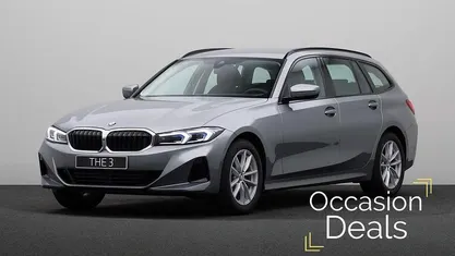Grijs, metallic lak Occasion 2025 BMW 318 Comfort Edition Stationwagen | € 42.880 (Eerlijke prijs)