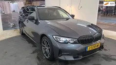 Grijs Gebruikt 2020 BMW 318 Executive Stationwagen | € 27.999 (Eerlijke prijs)