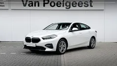 Mineralweiss metallic (wit metallic) Gebruikt 2021 BMW 218 Executive Coupé | € 24.900 (Goede deal)