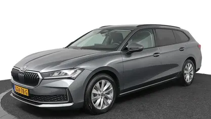 Grijs Occasion 2024 Skoda Superb First Edition Stationwagen | € 37.995 (Eerlijke prijs)