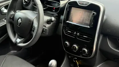 Gebruikt 2015 Renault Clio IV Expression Hatchback | € 4.999 (Eerlijke prijs)