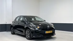 Zwart Gebruikt 2020 Toyota Yaris Hybrid Active Hatchback | € 17.849 (Eerlijke prijs)