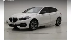 Wit Gebruikt 2021 BMW 118 Sport Line Hatchback | € 25.895 (Eerlijke prijs)