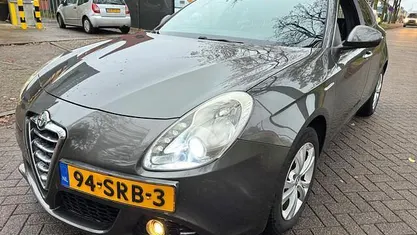 Grijs Gebruikt 2011 Alfa Romeo Giulietta Distinctive Hatchback | € 5.999 (Eerlijke prijs)