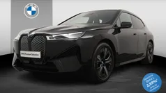 Saphirschwarz metallic (zwart metallic) Gebruikt 2022 BMW iX Executive SUV | € 69.900 (Goede deal)