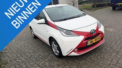 Wit Gebruikt 2015 Toyota Aygo X-cite Hatchback | € 6.500 (Eerlijke prijs)