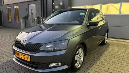 Grijs (metallic) Gebruikt 2015 Skoda Fabia Hatchback | € 7.495 (Eerlijke prijs)