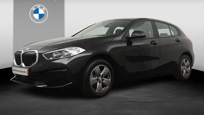 Zwart (metallic) Occasion 2024 BMW 118 Basis Hatchback | € 25.900 (Super prijs)