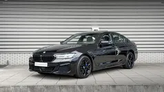 Zwart, metallic lak Gebruikt 2022 BMW 545e Comfort Edition Sedan | € 49.900 (Eerlijke prijs)