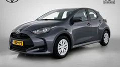 Grijs Gebruikt 2023 Toyota Yaris Hybrid Active Hatchback | € 21.395 (Eerlijke prijs)