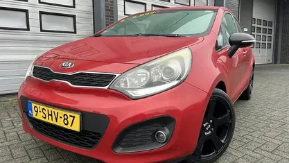 Rood (metallic) Gebruikt 2013 Kia Rio Hatchback | € 5.999 (Eerlijke prijs)