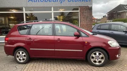 Rood Occasion 2003 Toyota Avensis Verso Sol MPV | € 4.250 (Goede deal)