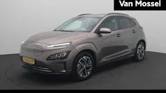 Silky bronze Gebruikt 2022 Hyundai Kona Premium SUV | € 27.940 (Eerlijke prijs)
