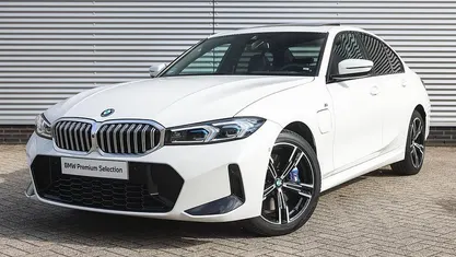 Gebruikt 2025 BMW 330e Executive Sedan | € 54.950 (Eerlijke prijs)