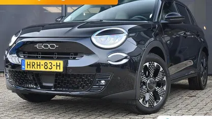 Zwart Gebruikt 2025 Fiat 600 La Prima SUV | € 29.395 (Eerlijke prijs)