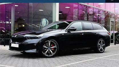Zwart Occasion 2024 BMW 530e Comfort Edition Stationwagen | € 59.950 (Eerlijke prijs)