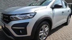 Grijs, metallic lak Gebruikt 2022 Dacia Sandero Expression Hatchback | € 16.666 (Super prijs)