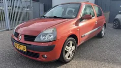 Oranje Gebruikt 2004 Renault Clio II Luxe Hatchback | € 1.100 (Goede deal)