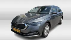 Grijs, metallic lak Gebruikt 2023 Skoda Octavia Business Line Stationwagen | € 26.450 (Eerlijke prijs)