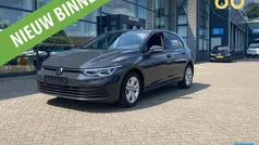 Grijs Gebruikt 2023 VW Golf VIII Life Hatchback | € 26.950 (Eerlijke prijs)