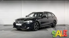 Saphirschwarz metallic (zwart metallic) Gebruikt 2023 BMW 330e M Sport Stationwagen | € 42.900 (Eerlijke prijs)