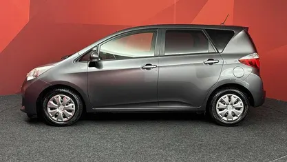 Occasion Toyota Verso-S 101 PK (74 kW) 2013 Grijs (metallic) MPV