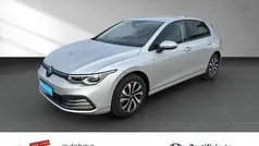 Zilver Gebruikt 2022 VW Golf VIII Life Sedan | € 30.626 (Eerlijke prijs)