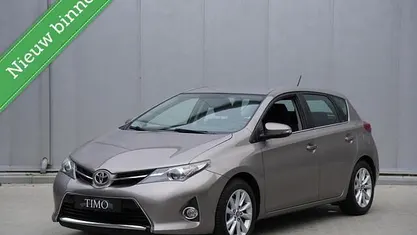 Bruin Gebruikt 2015 Toyota Auris Hatchback | € 10.950 (Eerlijke prijs)