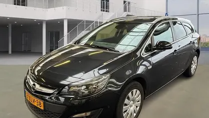 Zwart Gebruikt 2014 Opel Astra Design Edition Stationwagen | € 5.350 (Goede deal)