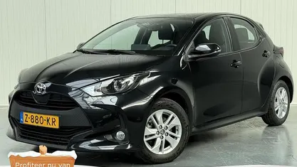 Night sky black metallic (zwart metallic) Occasion 2024 Toyota Yaris Hybrid Active Hatchback | € 23.950 (Eerlijke prijs)