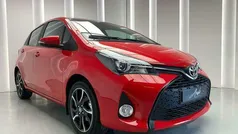 Rood Gebruikt 2015 Toyota Yaris Sedan | € 11.950 (Eerlijke prijs)