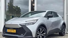 Grijs, metallic lak Gebruikt 2024 Toyota C-HR SUV | € 33.900 (Goede deal)