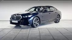 Carbonschwarz metallic (donker blauw metallic) Gebruikt 2024 BMW 520 Comfort Edition Sedan | € 56.900 (Goede deal)
