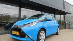 Blauw Gebruikt 2016 Toyota Aygo X-play Hatchback | € 4.999 (Eerlijke prijs)
